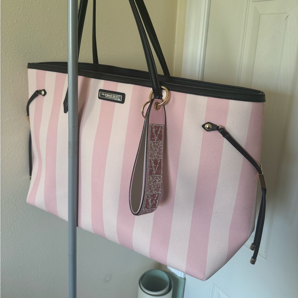 🖤Victoria’s Secret Striped Iconic Tote🖤